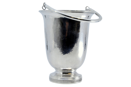 Balde para gelo em prata martelada com friso na base e asa móvel.